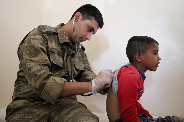 Mehmetçiğin çocuk sevgisi