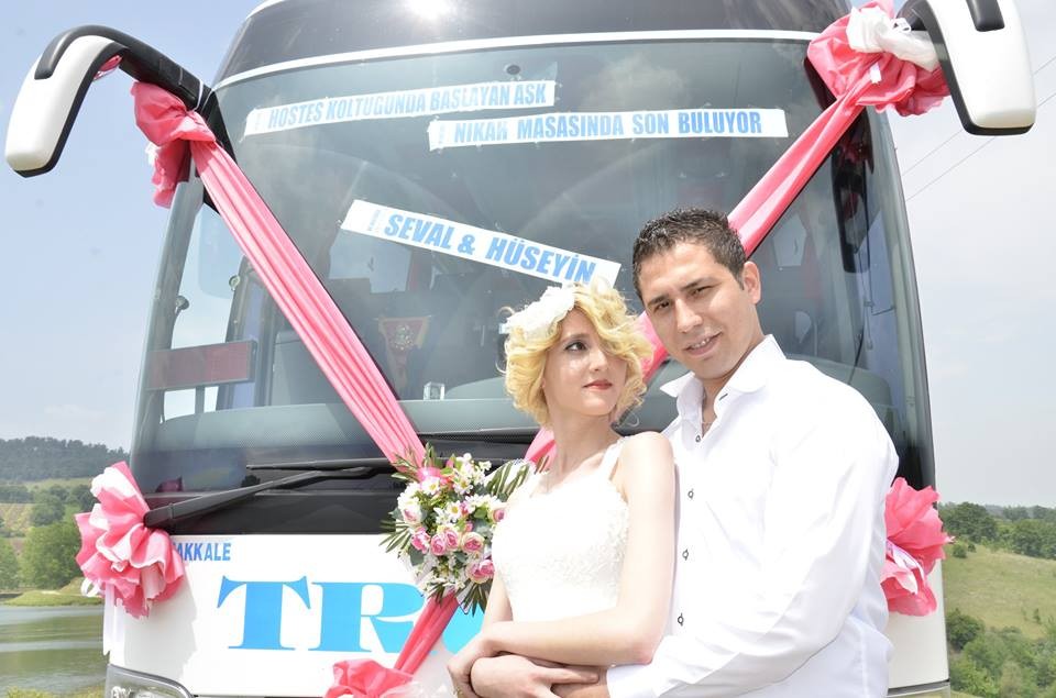 Yolcu otobüsünü gelin arabası yaptılar