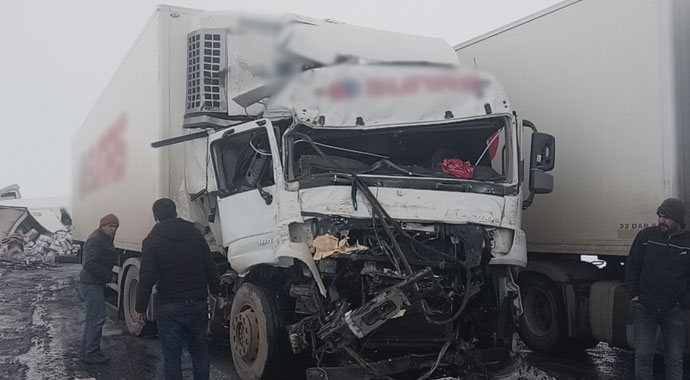 Sisten dolayı tırlar çarpıştı, muz kutuları yola saçıldı