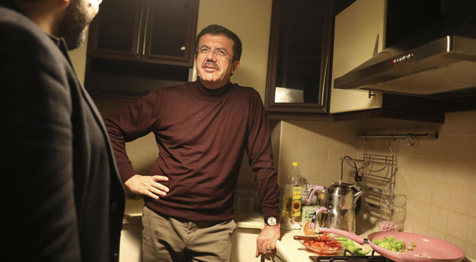 Nihat Zeybekci’den öğrencilere menemen sürprizi