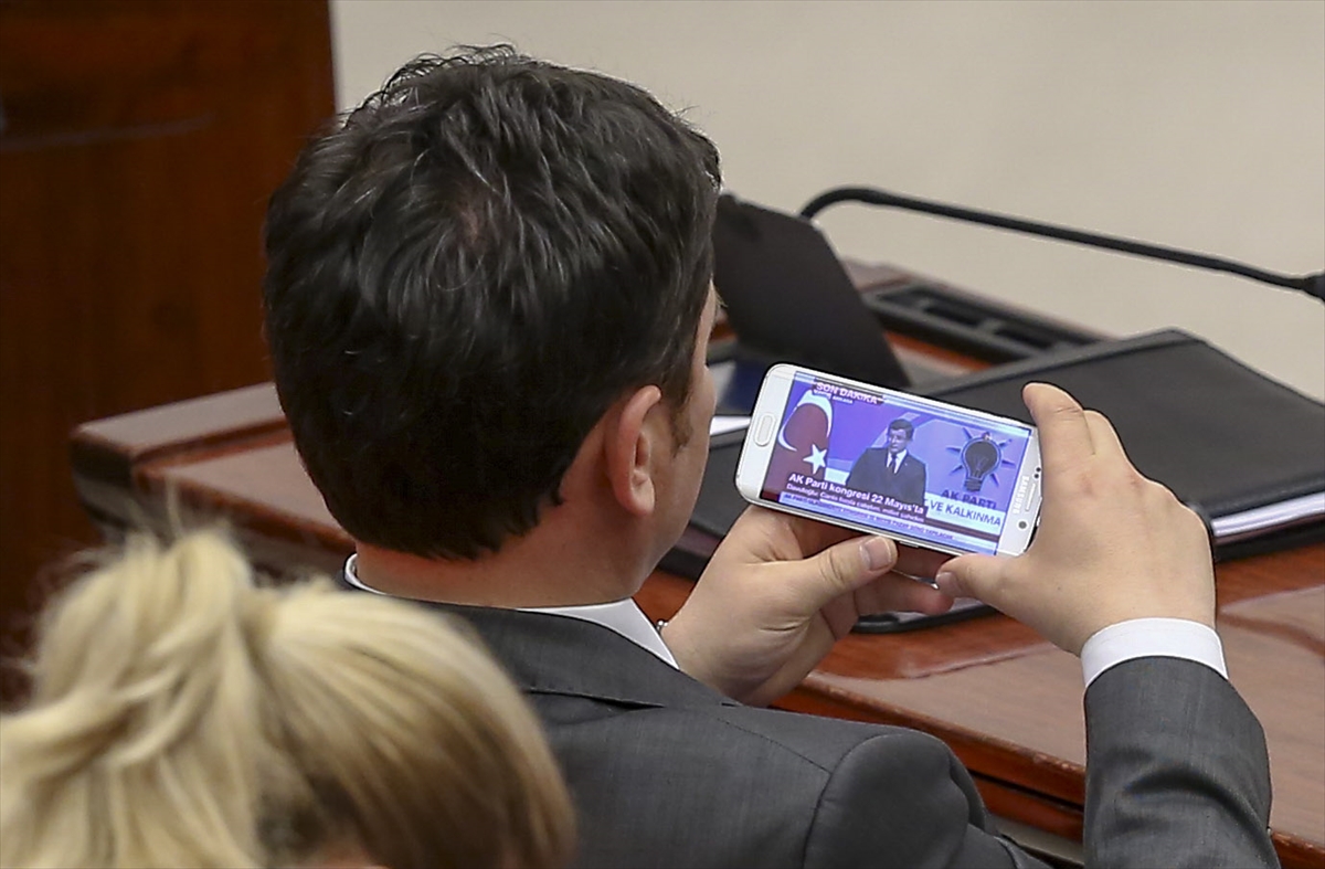 Meclis'teki vekiller Davutoğlu'nu cepten izledi
