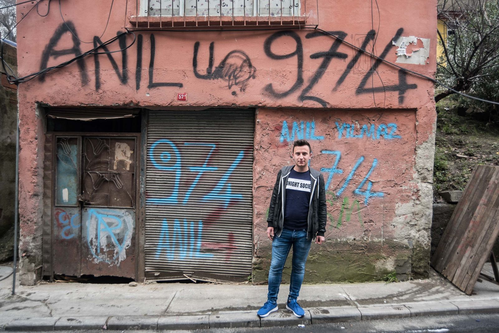 Hasköy'de gizemli olay! Evlere para dolu zarf bırakıyor