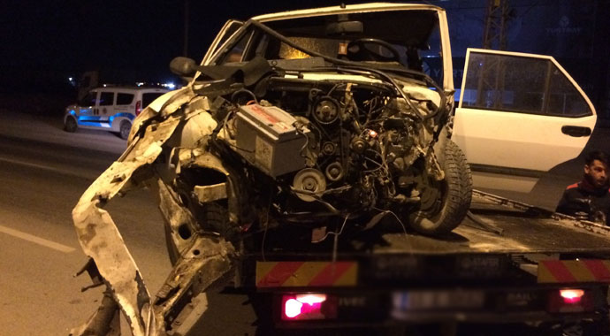 Ağaca çarpan otomobilin sürücüsünü sıkıştığı yerden itfaiye kurtardı