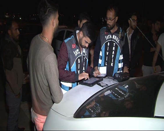 Baskını çekirdek çitleyerek izlediler!