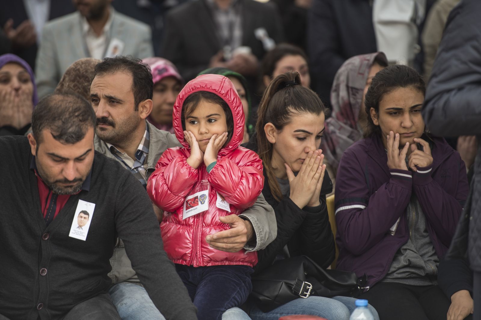Şehidin minik kızından ağlatan soru: 'Dede, babam nerede'