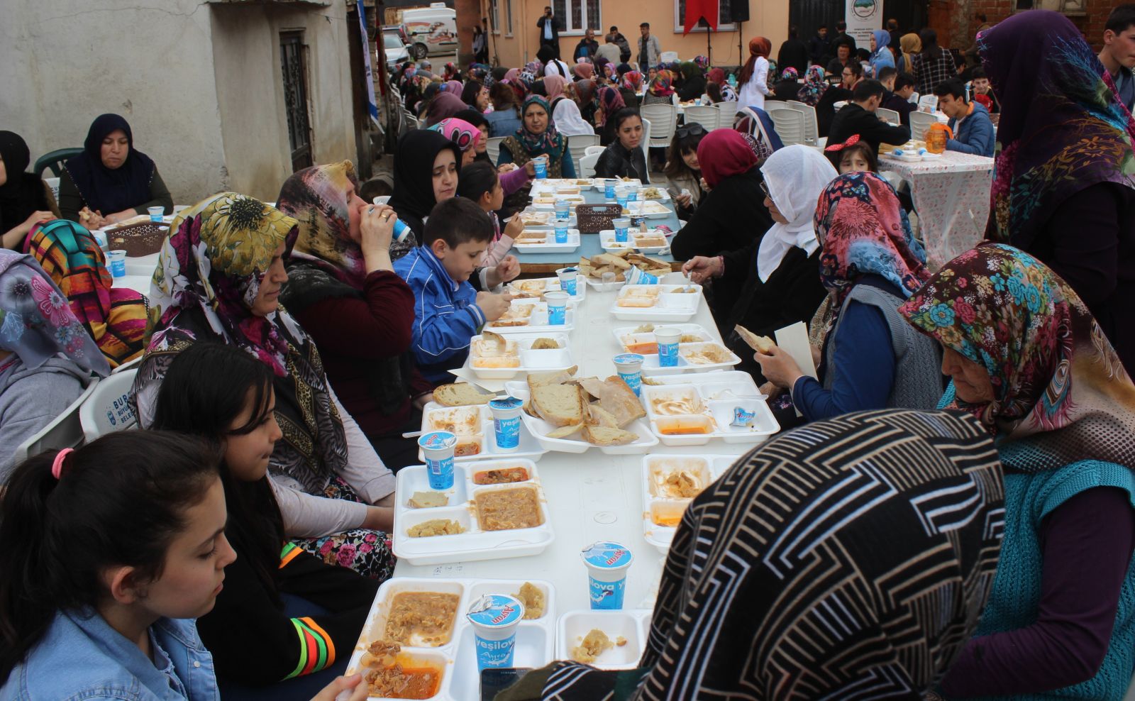 Bu yemek 669 yıldır, yılda bir kez aynı yöntemle pişiyor