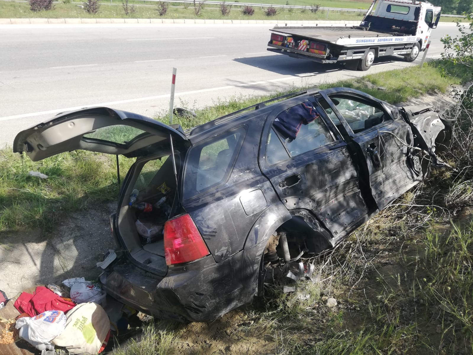 Kamyona çarpan araç su kanalına uçtu : 5 yaralı