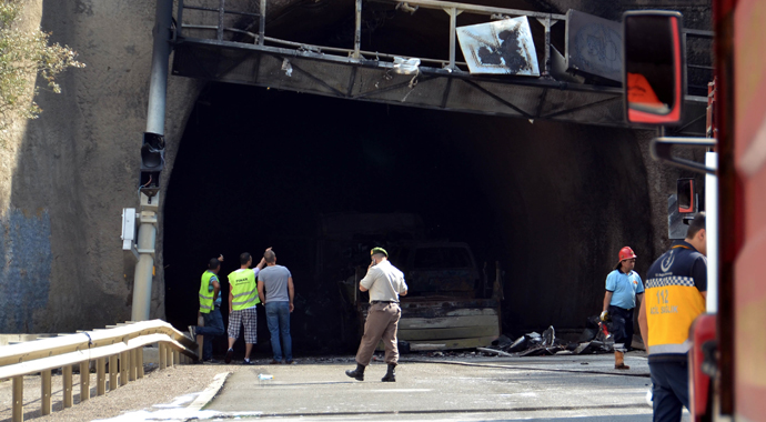 Bolu'da bariyere çarpan tır yandı: 5 ölü, 2 yaralı