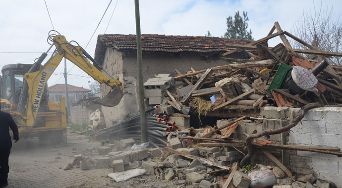 Depremde enkaza dönen evde yangın çıktı, aile sinir krizleri geçirdi