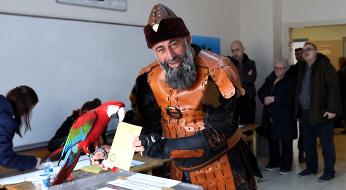 Diriliş Ertuğrul’dan etkilendi papağanıyla oy vermeye geldi