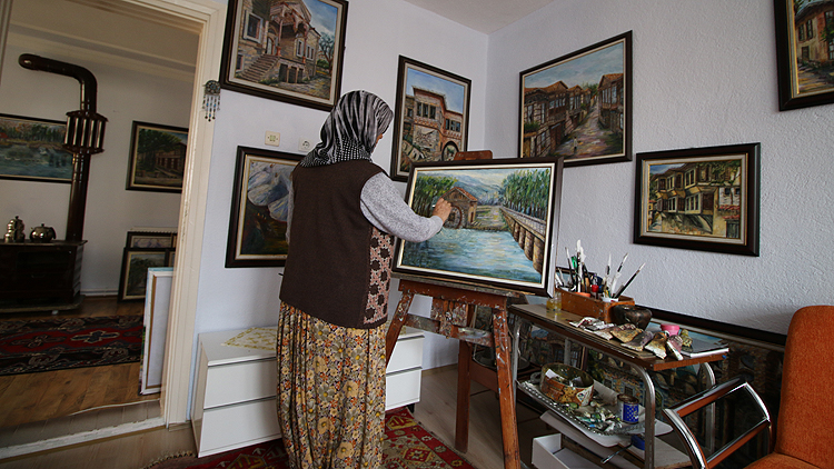 63 yaşındaki ev hanımı 16'ncı resim sergisini açıyor