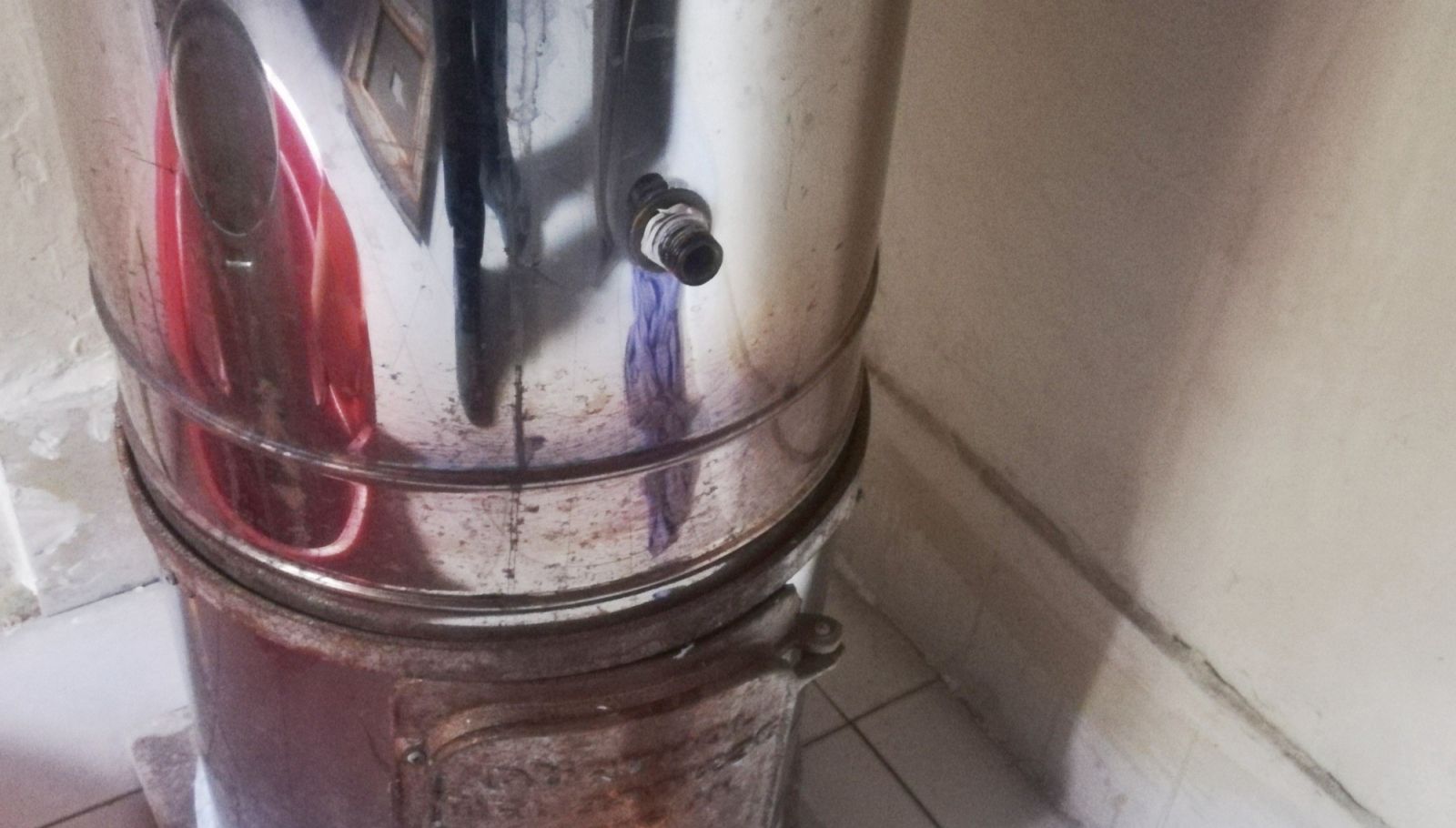 Evin elektrik tesisatını söküp, çeşme musluklarını çaldılar