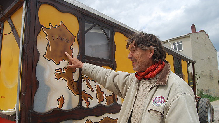 Fransız gezgin traktörle Hindistan'a gidiyor