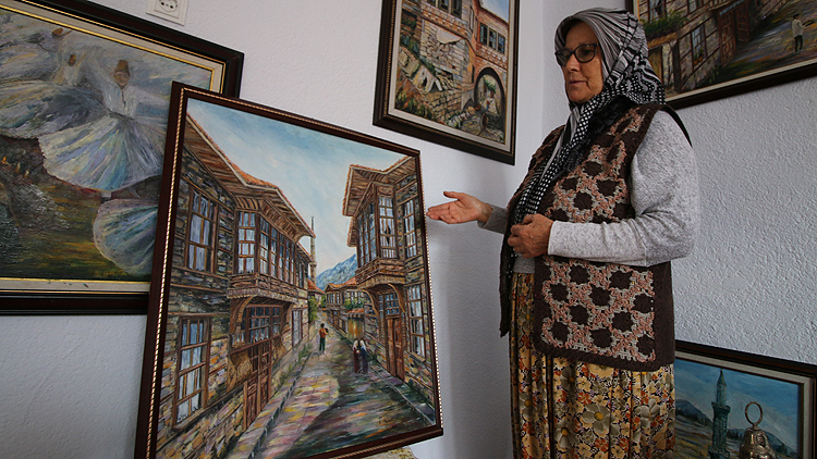63 yaşındaki ev hanımı 16'ncı resim sergisini açıyor