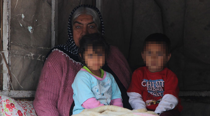 Yoğun bakımdaki oğul ve eş için kamyonet kasasında umutlu bekleyiş