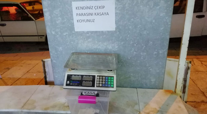 Bu manavda müşteriler tüm işlemleri kendisi yapıyor