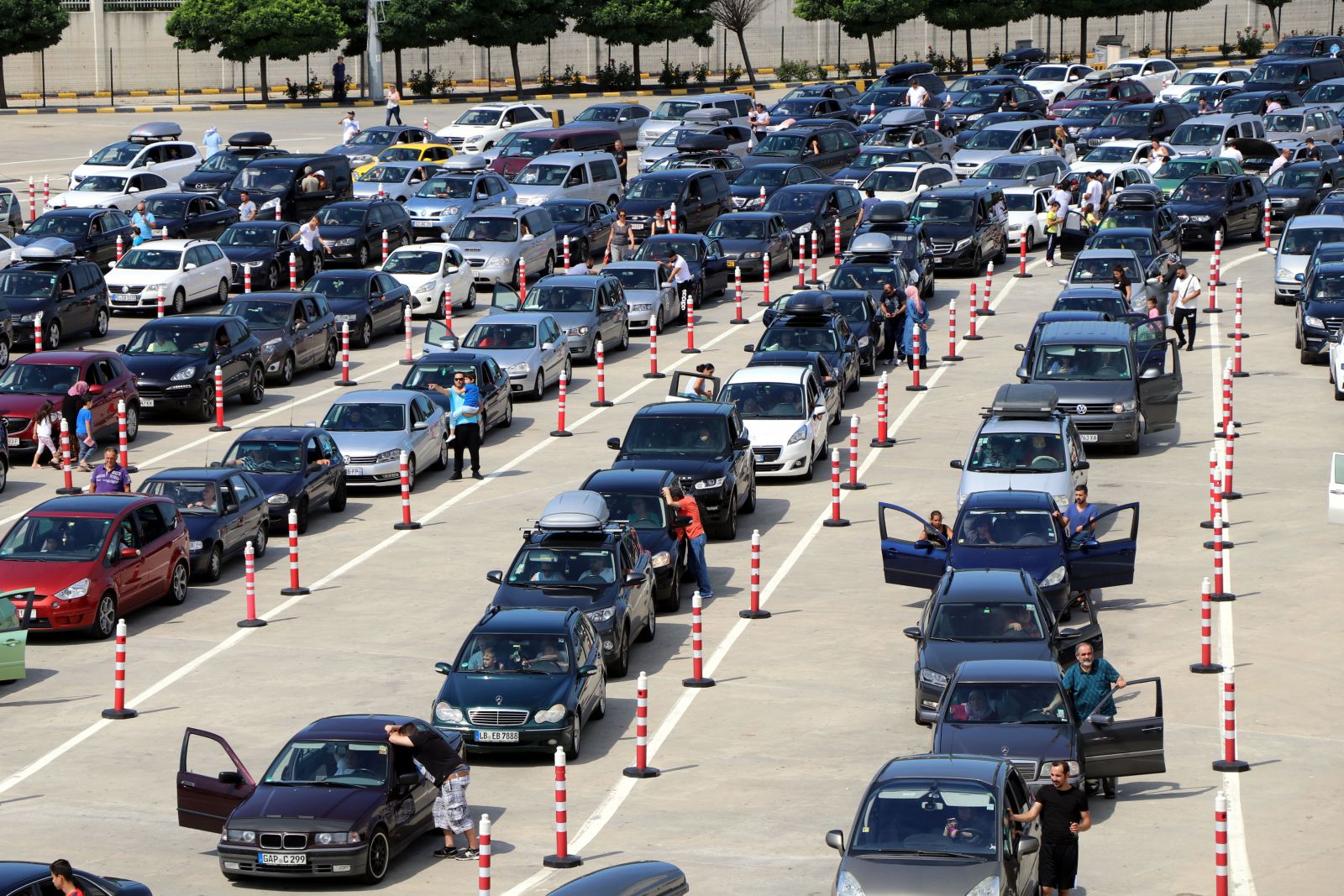 Yurt dışında yaşayan vatandaşlar Kapıkule'de yoğunluk oluşturdu