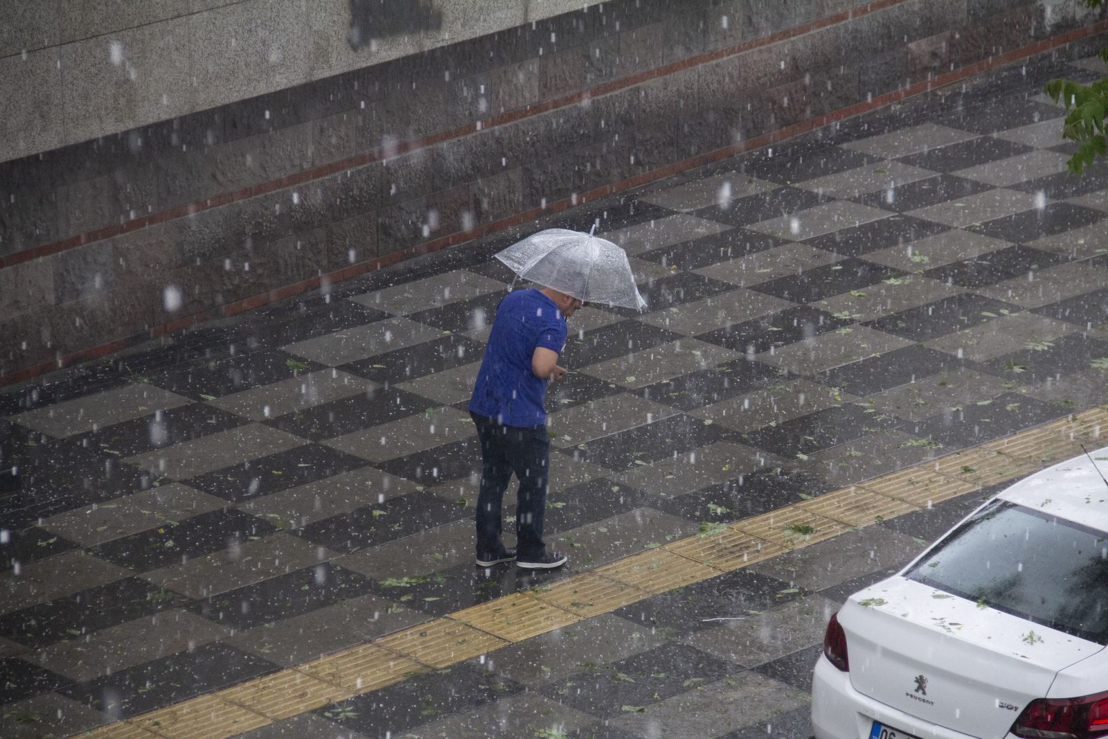 Başkentte dolu yağışı vatandaşlara zor anlar yaşattı