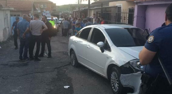 Otomobille 3 polisi yaraladı, bacağından vuruldu, yaralı olarak kaçtı