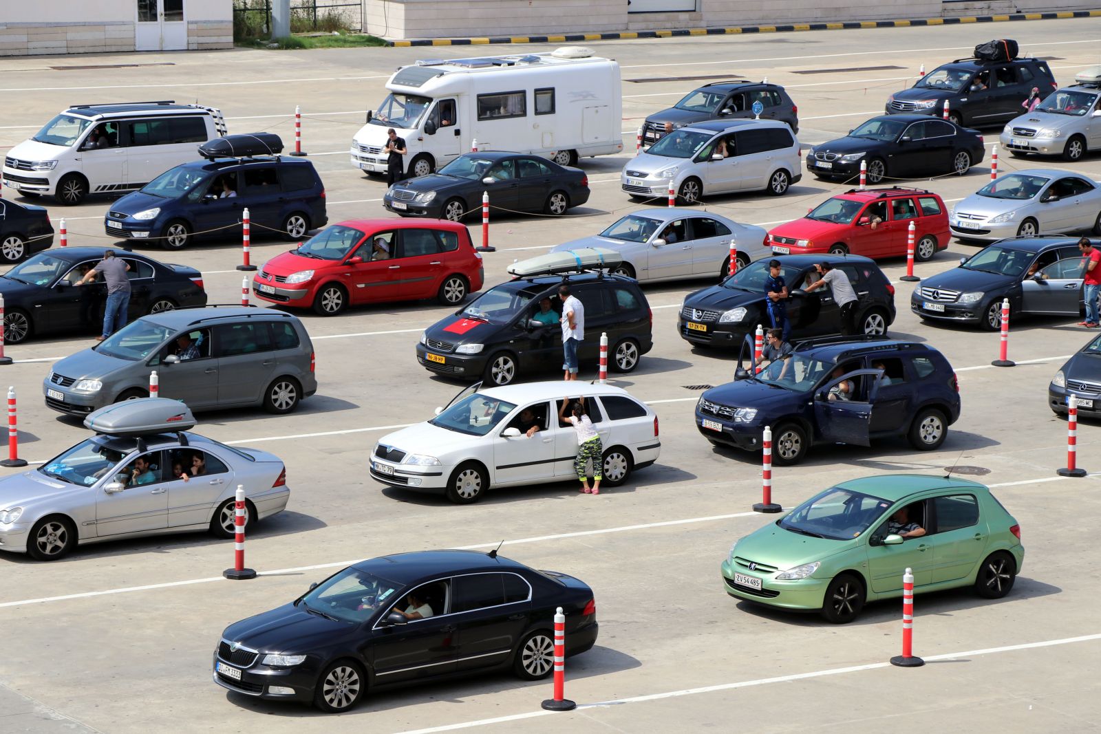 Yurt dışında yaşayan vatandaşlar Kapıkule'de yoğunluk oluşturdu