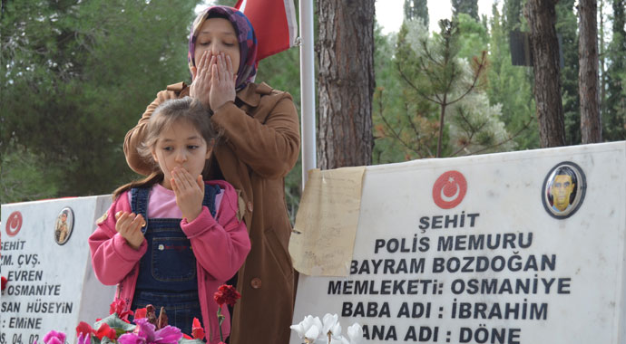 Okuma yazma öğrenip yazdığı mektubu şehit babasının mezar taşına astı