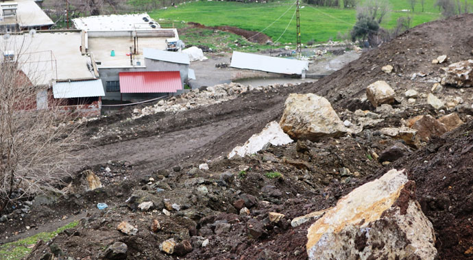 Diyarbakır’da bir ilçe diken üstünde