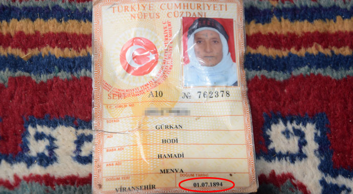 Türkiye'nin en yaşlı kadını Cumhurbaşkanı Erdoğan'a dualar ederek oyunu kullandı