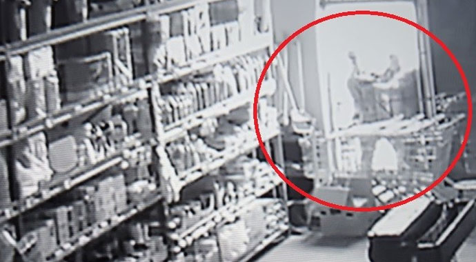 5 dakikada 5 bin TL’lik sigara ve bin 500 TL para çalıp kaçtılar
