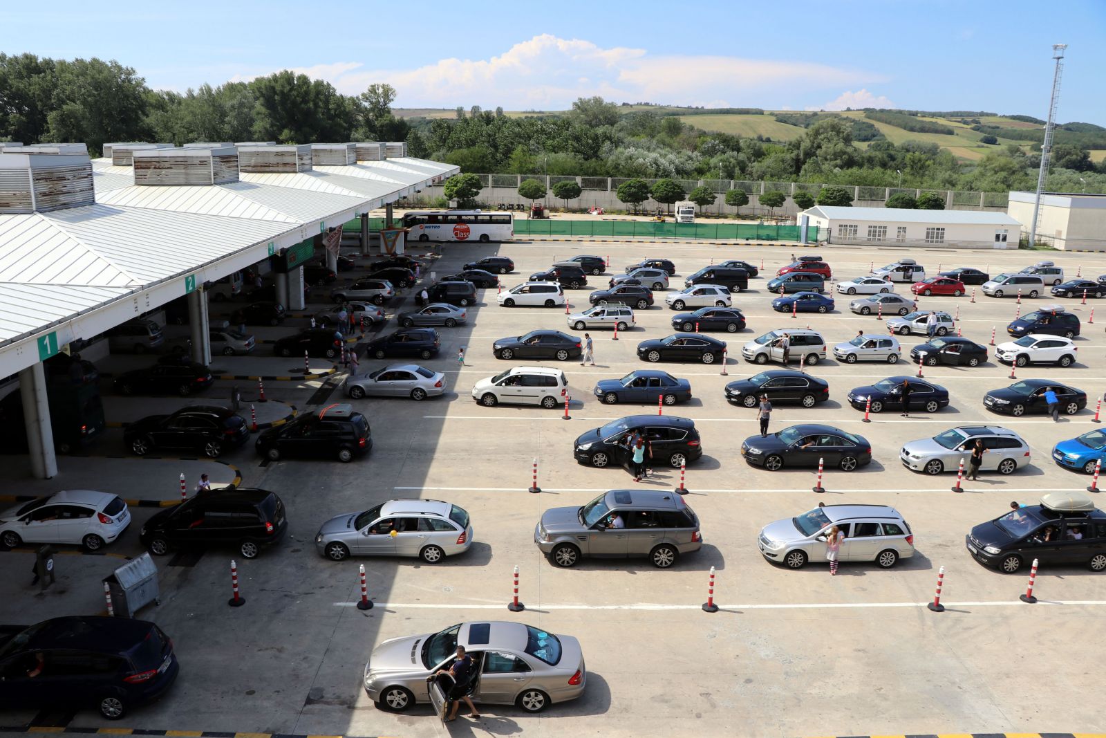 Yurt dışında yaşayan vatandaşlar Kapıkule'de yoğunluk oluşturdu