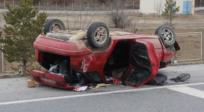 Hastane yolunda takla atan otomobilde anne ve oğlu yaralandı