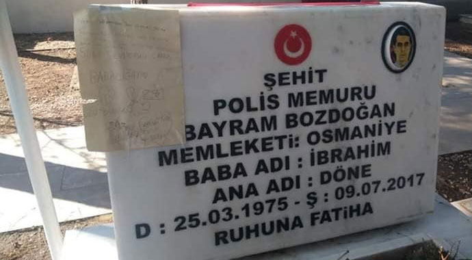 Okuma yazma öğrenip yazdığı mektubu şehit babasının mezar taşına astı