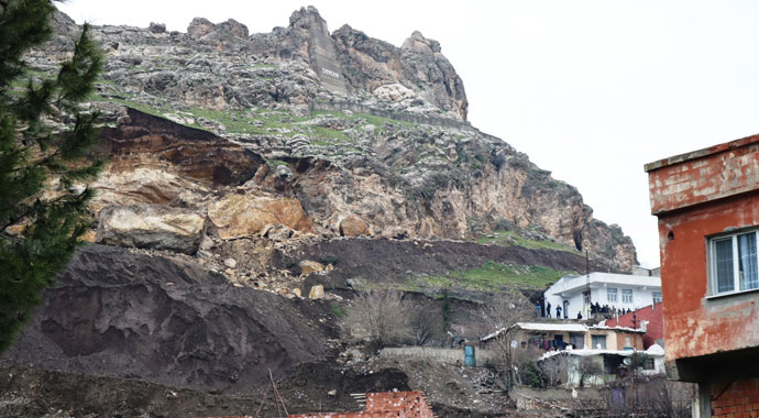 Diyarbakır’da bir ilçe diken üstünde