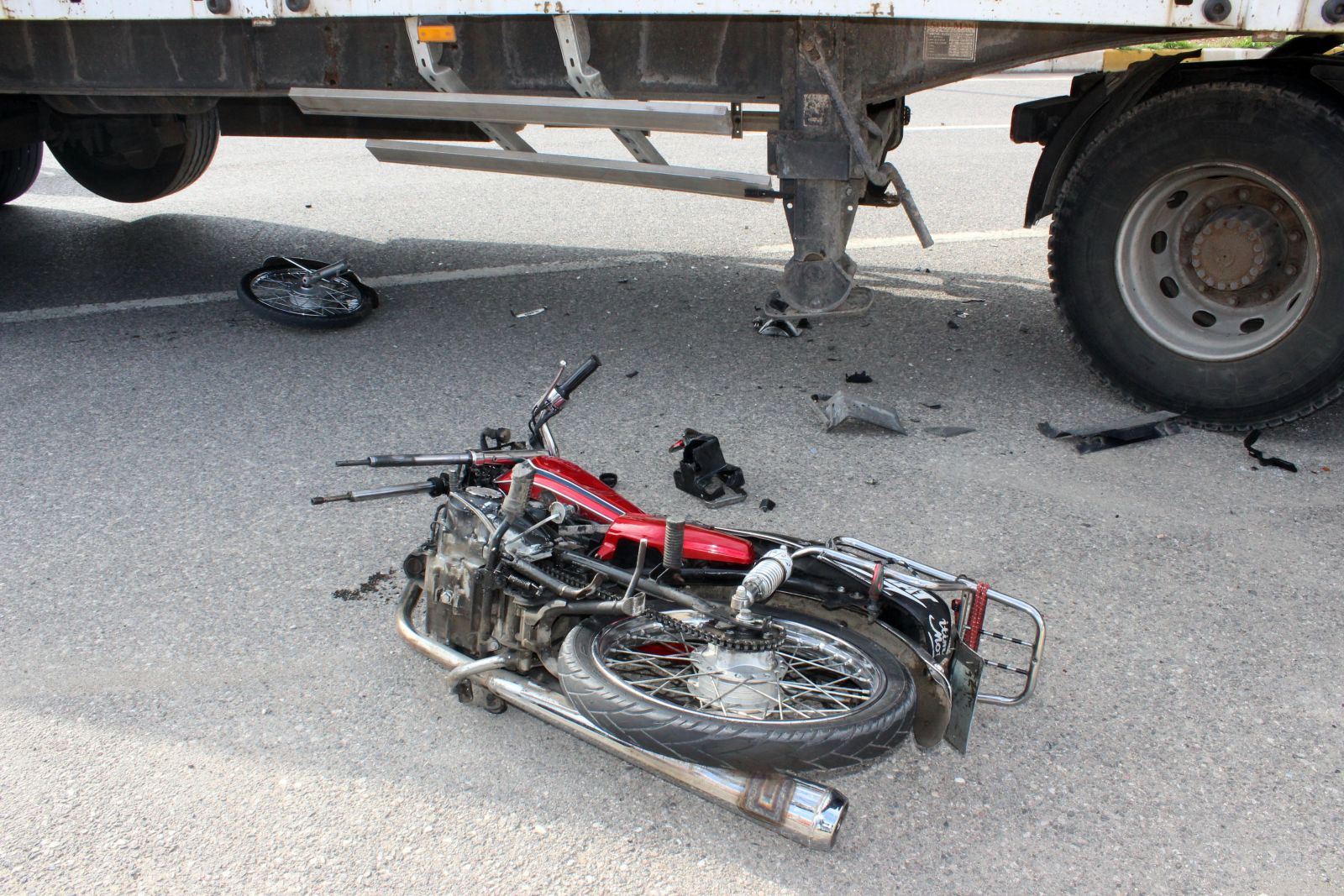 Tır’ın altına giren motosikletin tekeri yerinden fırladı