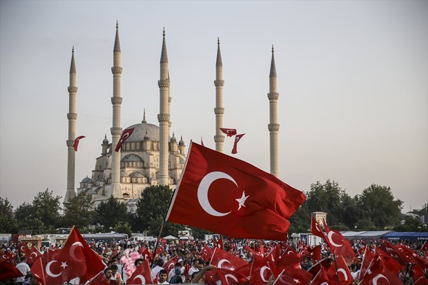 Türkiye demokrasisine sahip çıktı