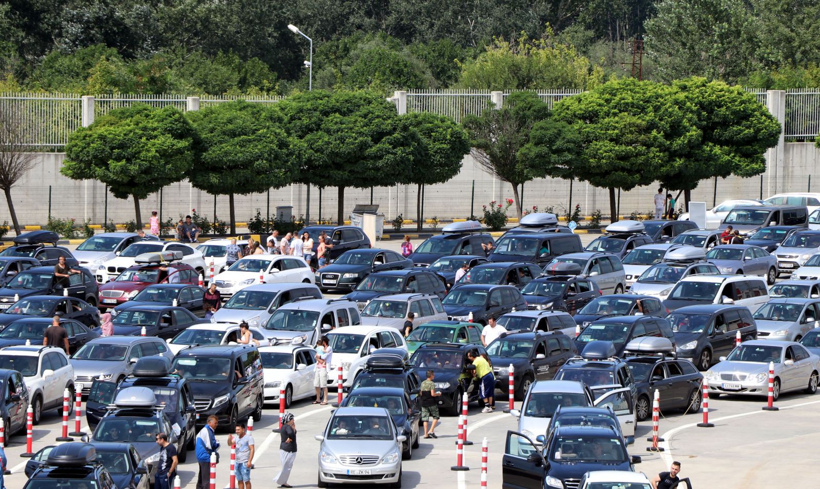 Yurt dışında yaşayan vatandaşlar Kapıkule'de yoğunluk oluşturdu