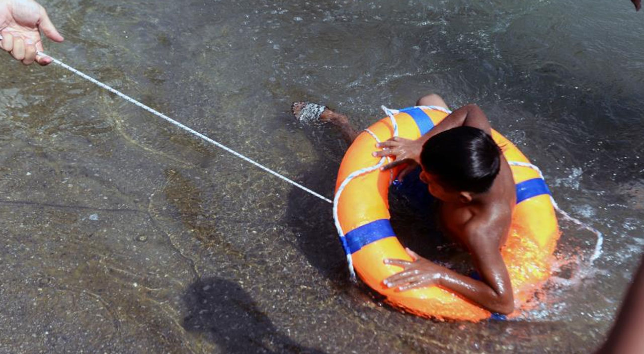 Serinlemek için sulama kanalına giren çocukları polis kurtarıp havuza götürdü