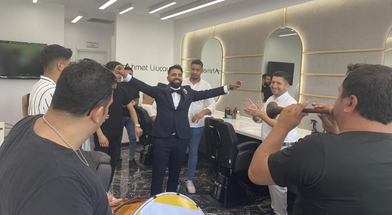 Davul zurnalı damat tıraşı: Hem oynuyor hem kesiyor