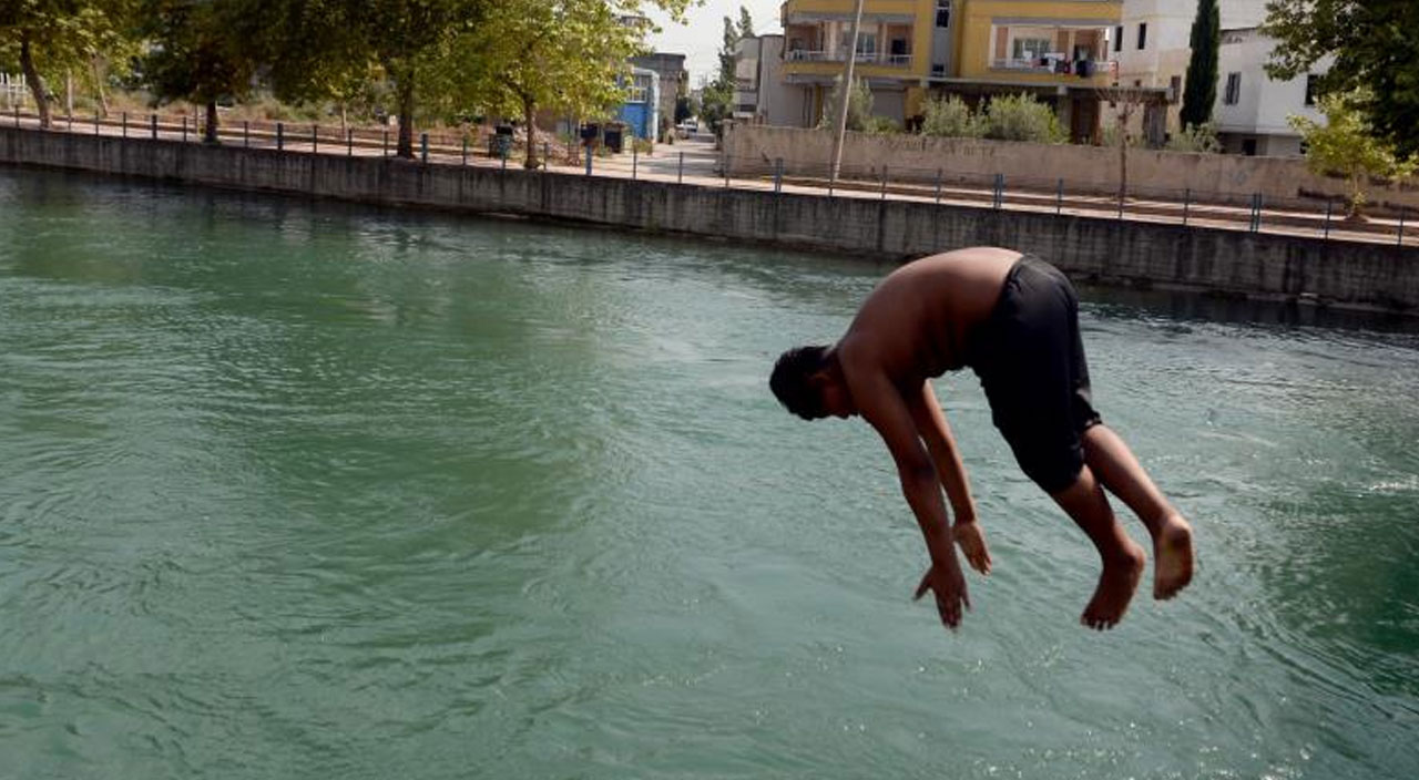 Serinlemek için sulama kanalına giren çocukları polis kurtarıp havuza götürdü
