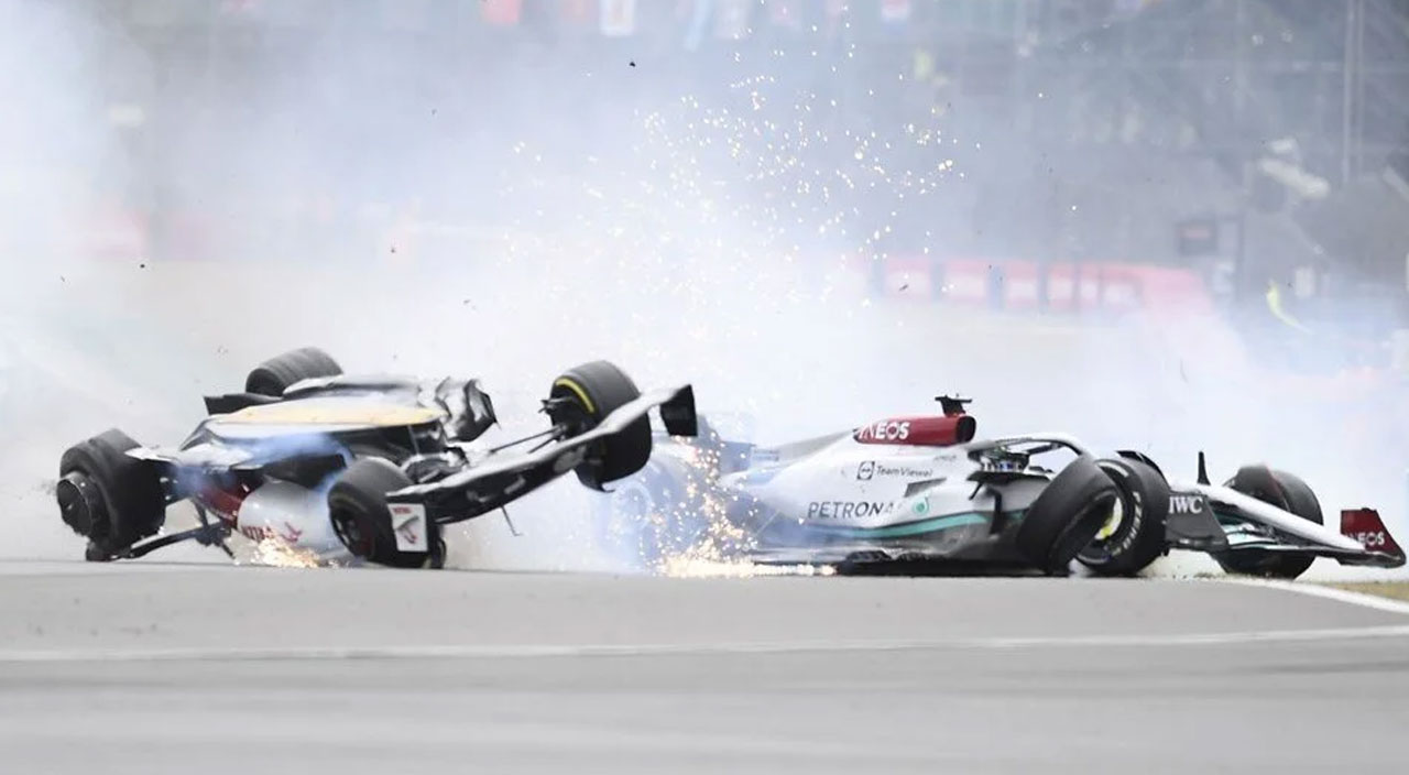 Formula 1'de korkutan kaza: Taklalar atarak bariyerlere çarptı Formula 1'de korkutan kaza: Taklalar atarak bariyerlere çarptı