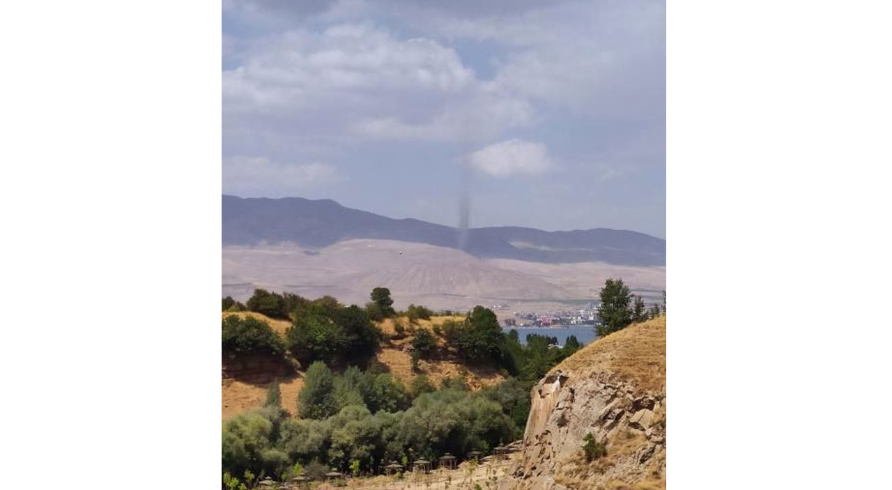 Bitlis’te korku dolu anlar: Dev hortum metrelerce yüksekliğe ulaştı