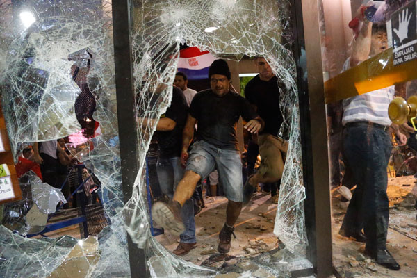 Paraguay'da ortalık fena karıştı! Göstericiler Kongre binasını ateşe verdi