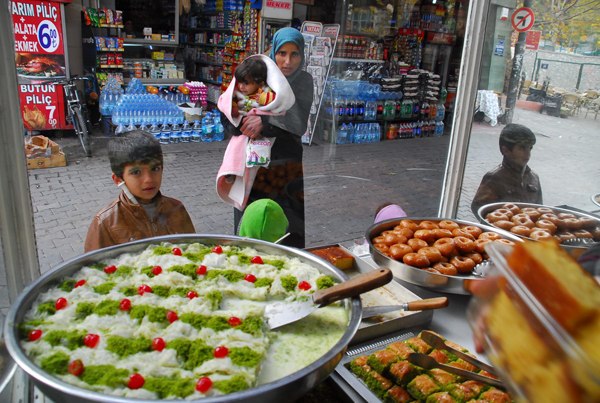 Mülteci kadın ve çocuklarının tatlılara bakışı yürek parçaladı!