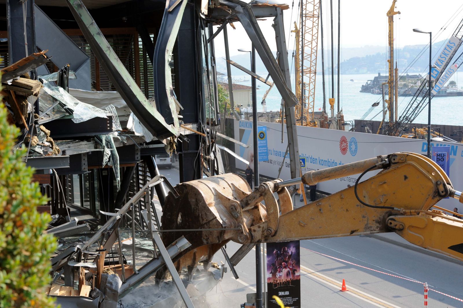 Boğaz'da bir yıkım daha! Çalışanlar neye uğradığını şaşırdı