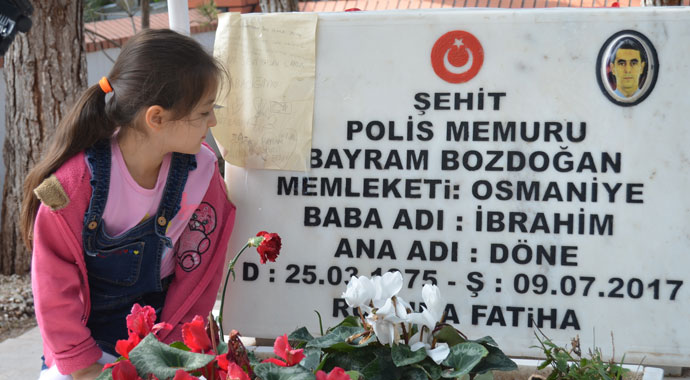 Okuma yazma öğrenip yazdığı mektubu şehit babasının mezar taşına astı