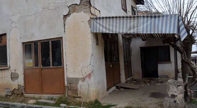 Depremzedeler oylarını çadırda kullanacak