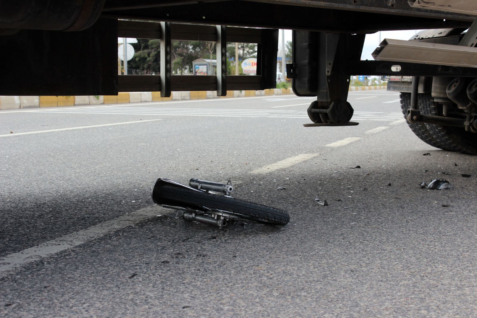 Tır’ın altına giren motosikletin tekeri yerinden fırladı