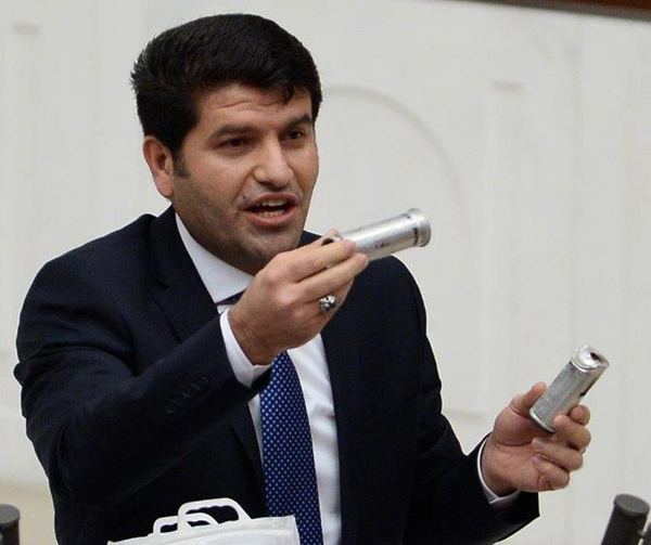 HDP'li vekil meclis kürsüsünü cephaneliğe çevirdi! HDP'li vekil meclis kürsüsünü cephaneliğe çevirdi!