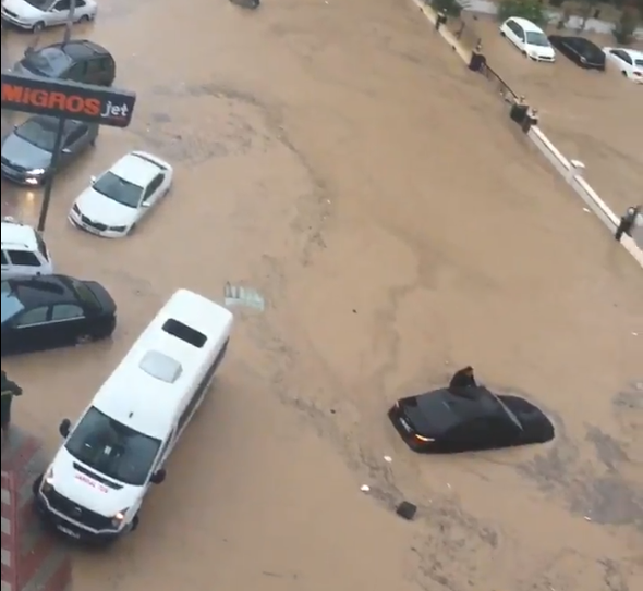 Mersin'de sel felaketi! Yüzlerce vatandaş mahsur kaldı