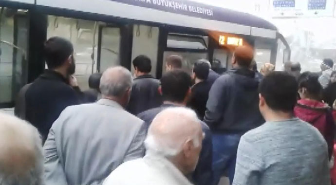 Yangın tüpü açılan halk otobüsünde panik anları
