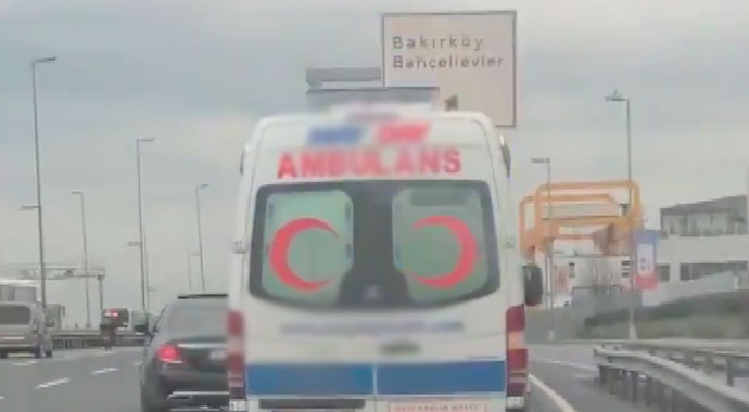 Ambulansa yol vermemek için yaptıkları bu kadarına da pes dedirtti